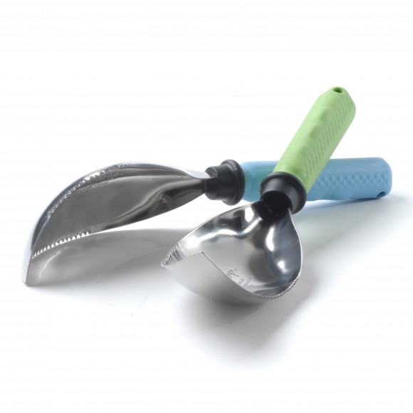 PHOTO: Two scoop-shaped grip-handled trowels with serrated edges combine two gardening tools into one.