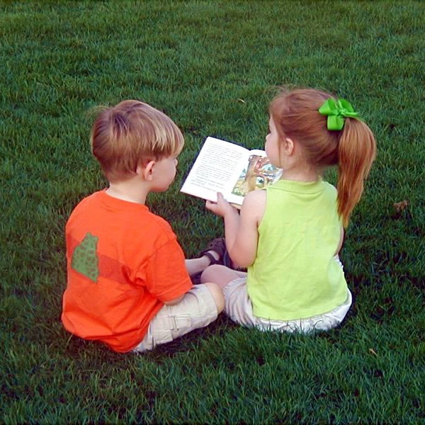 PHOTO: Kids reading outside.