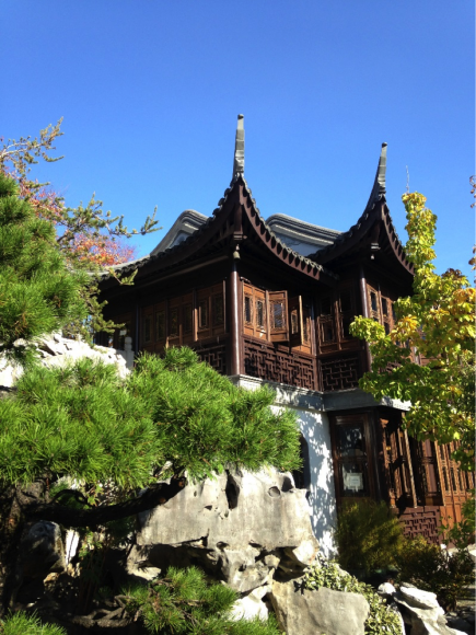 PHOTO: Japanese architecture in harmony with nature.